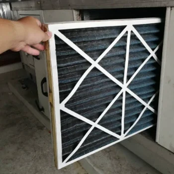Verschmutzter Luftfilter mit einem weißen Rahmen